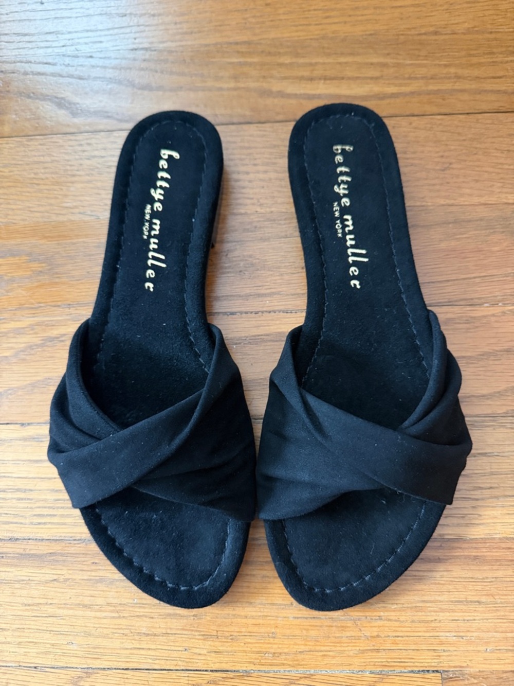 🐞Bettye Muller "Score" flat black slide sandal. Size 8M. New in box.